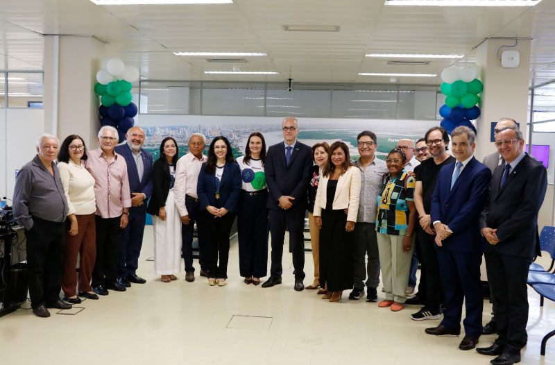 Semana da Conciliação com um conjunto de 19 pessoas na foto, sendo 12 homens e 7 mulheres.