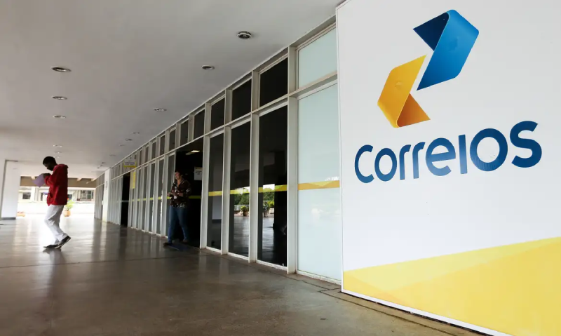 Foto jornalística da entrada de uma agência dos Correios.