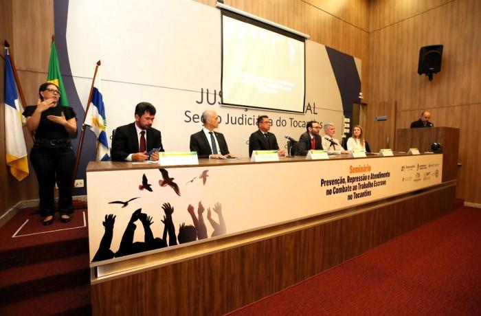 Imagem do palanque auditorial do TRT-10 com os participantes discutindo sobre formas de combater o trabalho escravo em Tocantins