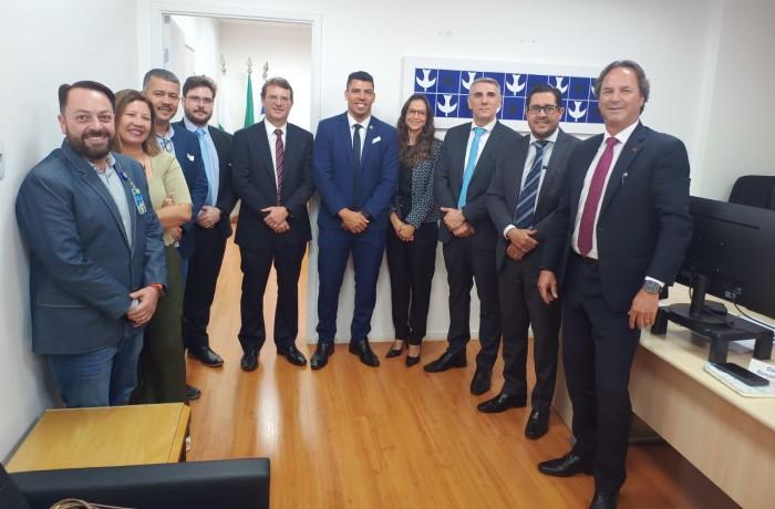 Fotografia com os representantes do TRT-10 e do Banco do Brasil na reunião para ampliação de conciliações