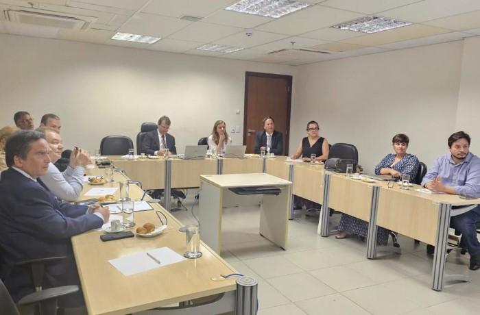 Fotografia com as pessoas que estavam na reunião que discutiu melhorias em perícias médicas no TRT-10