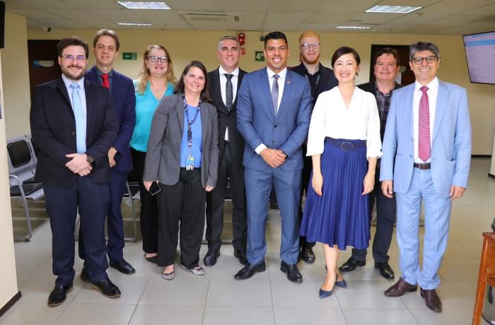 Fotografia com a presença de 10 pessoas, sendo 7 homens e 3 mulheres.