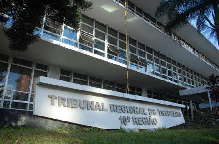 Fotografia com a placa do Tribunal Regional do Trabalho 10ª Região. 