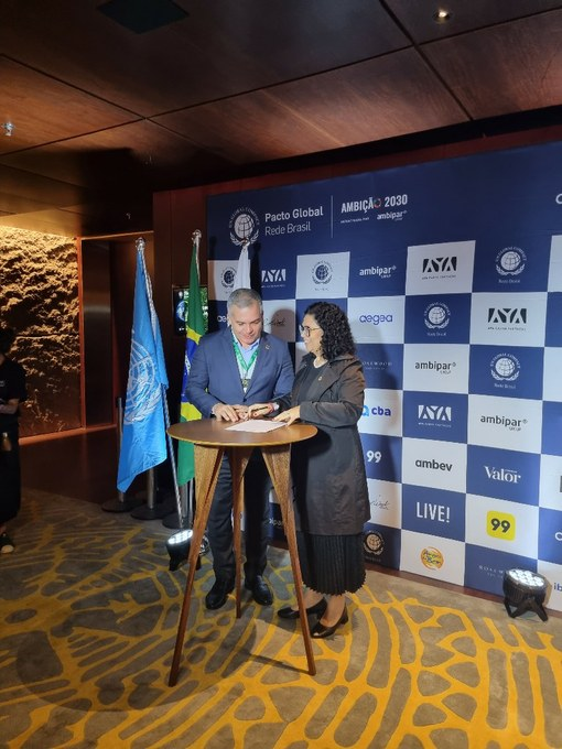 Thiago Andrade e Camila Valverde na assinatura do documento do