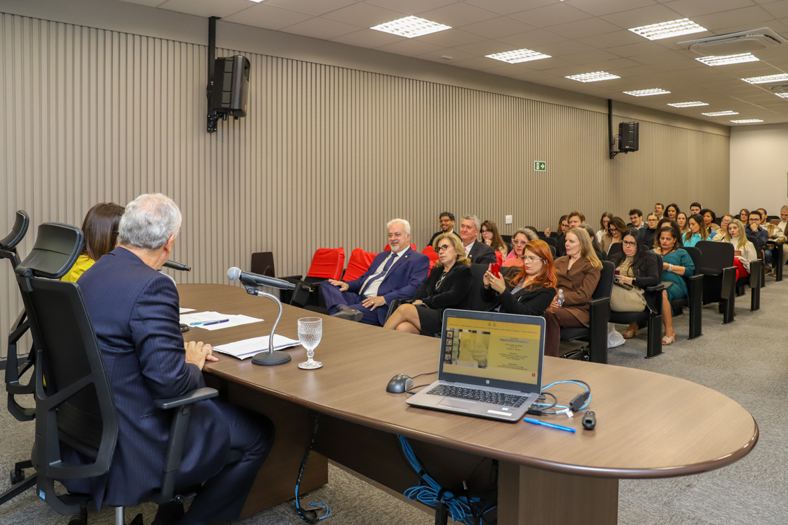Parte do público sentado no auditório da Ejud-15, acompanhando a palestra do ministro Augusto de Carvalho.
