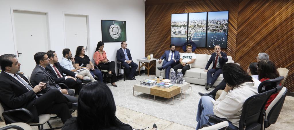 Fotografia de diversas pessoas em uma audiência pública no TRT-5 (BA).