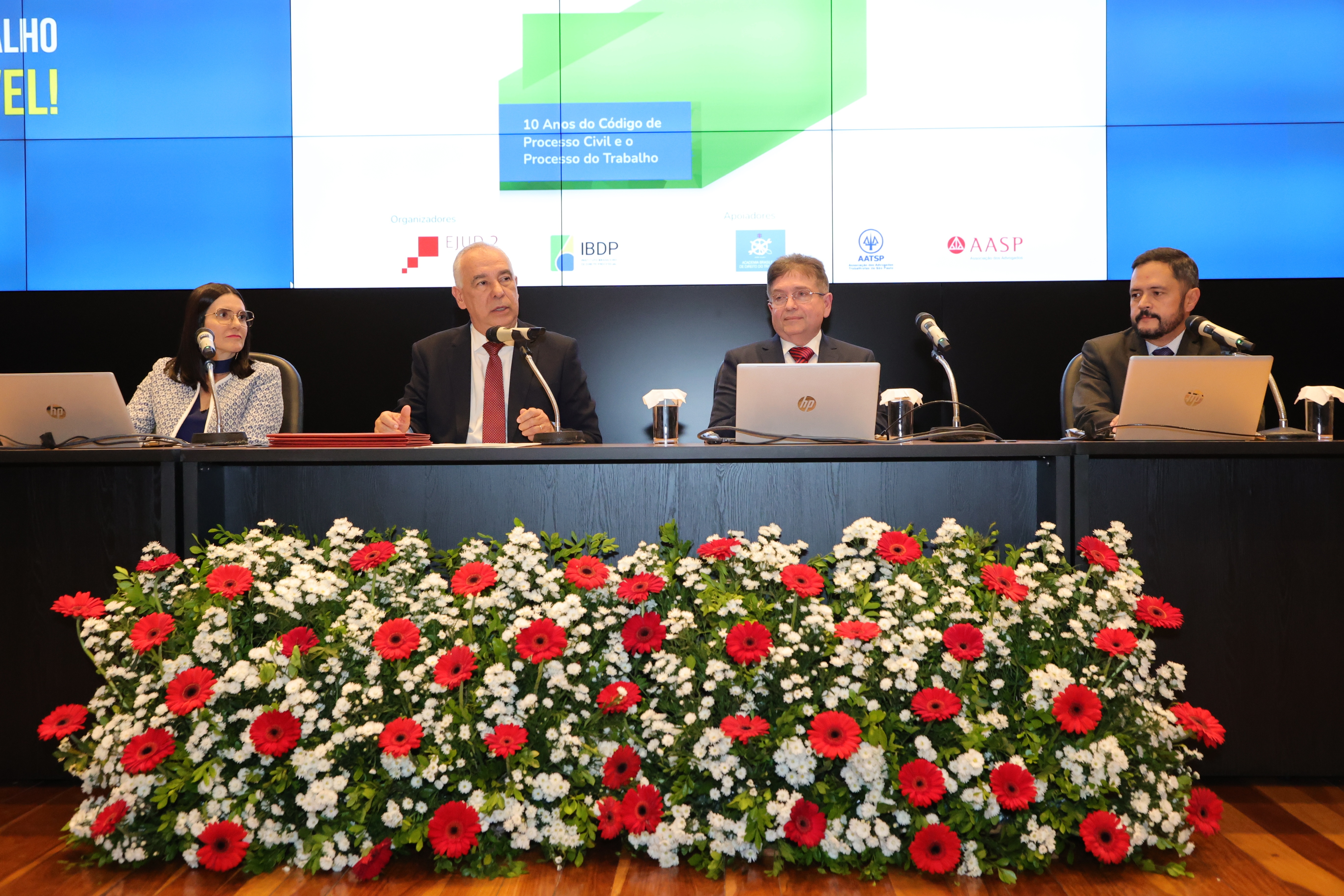 À mesa, ministro Augusto César Leite de Carvalho, procuradora Gisele Santos Fernandes Góes, professor Antonio Galvão Peres e desembargador Wolney de Macedo Cordeiro.