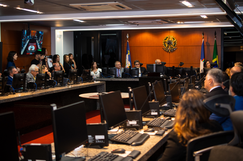 Foto do plenário do tribunal com as pessoas que participaram da solenidade.