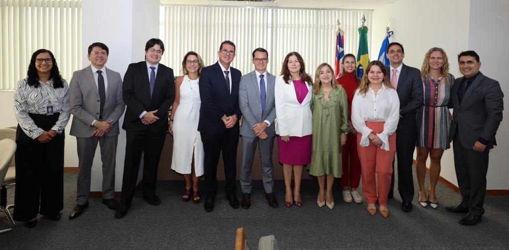 Fotografia com a presença de 13 pessoas, sendo 7 mulheres e 6 homens. 