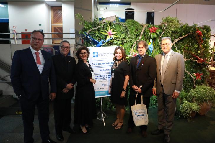 Foto colorida de convidados de outros Tribunais Regionais que participaram do Encontro de Autogestão em Saúde no TRT8.
