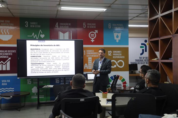 Foto colorida do instrutor, Jackson Bertamoni de Lima, durante a Oficina de Elaboração do Inventário de GEE.