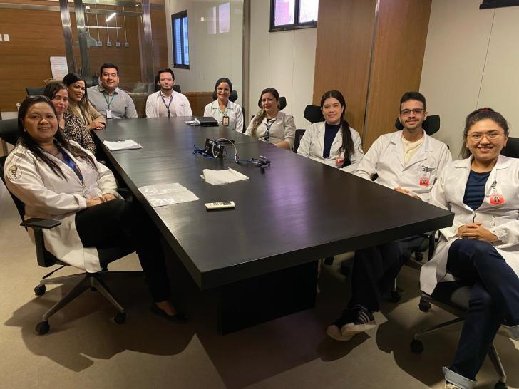 Foto da equipe do TRT8 durante visita ao Hospital Porto Dias, sentados à mesa de reuniões.