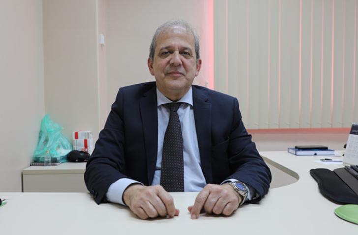 Foto em ambiente fechado mostrando o diretor da SESAU, Álvaro Rolo.