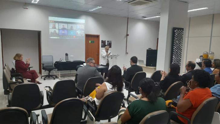 Foto do público e da presidente durante fala no workshop em Macapá.