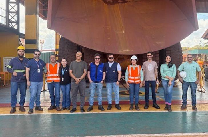 Foto em espaço aberto mostrando a comitiva da justiça do trabalho de Parauapebas, representantes da OIT e da empresa Vale.