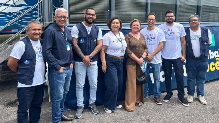 Foto em ambiente aberto que reune homens e mulheres, servidores do TRT-8.