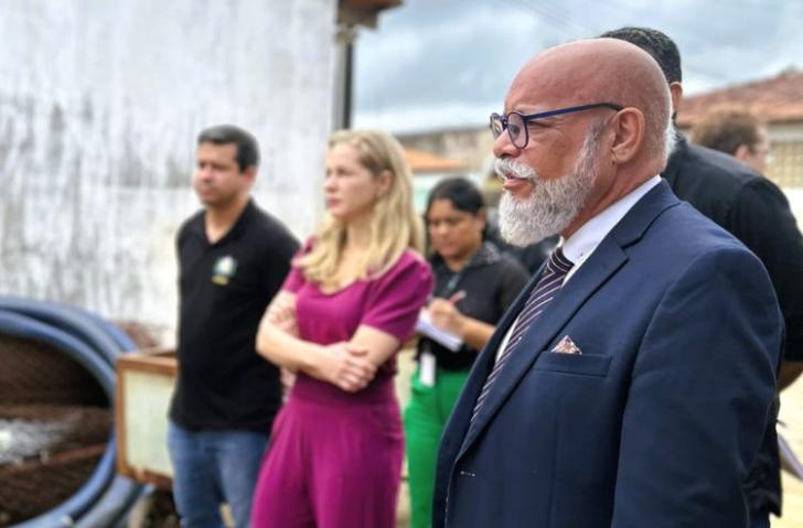 Foto em espaço aberto que reune homens e mulheres.