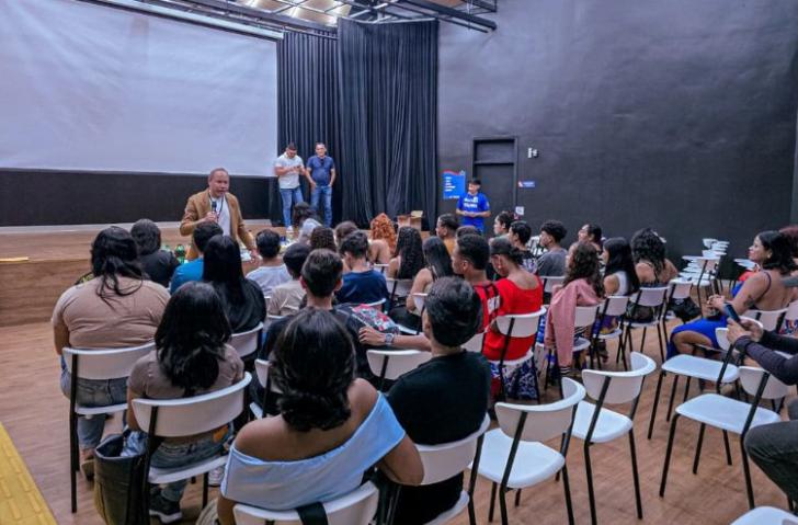 Foto que reune homens e mulheres durante o curso de informática.