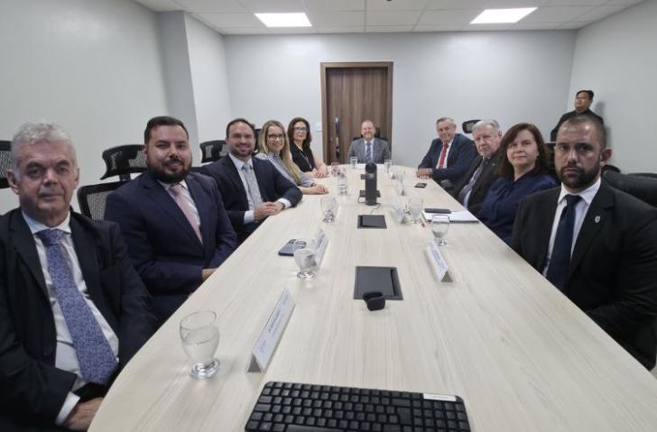Foto que reúne homens e mulheres em ambiente fechado.