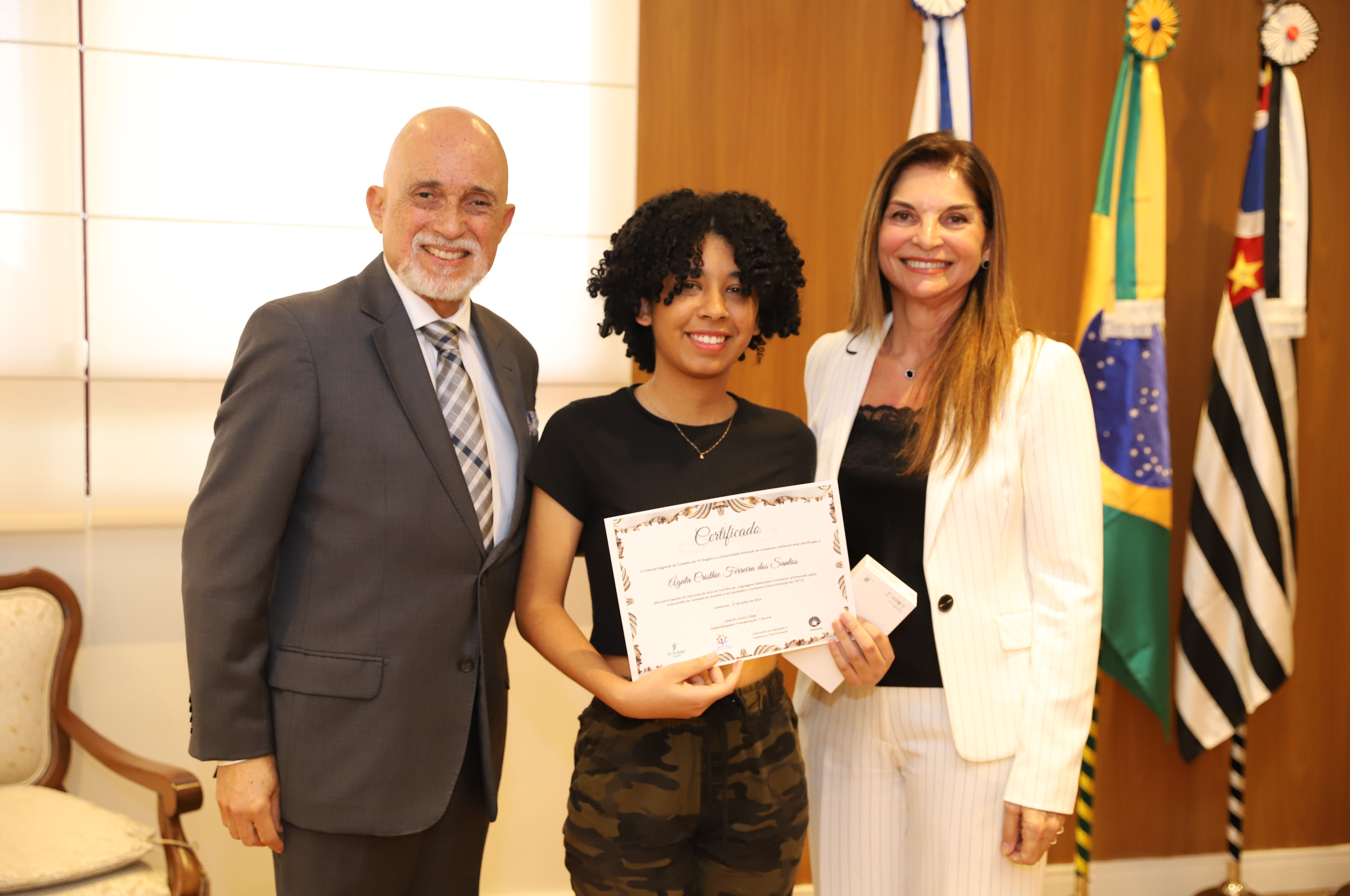 Presidente entrega prêmio à ganhadora do projeto de arte visual da Cartilha de Linguagem Inclusiva