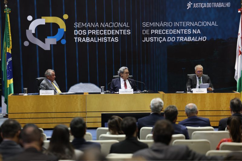 Mesa de encerramento, com os ministro Aloysio Corrêa, Marco Aurélio e o professor italiano Luca Passanante