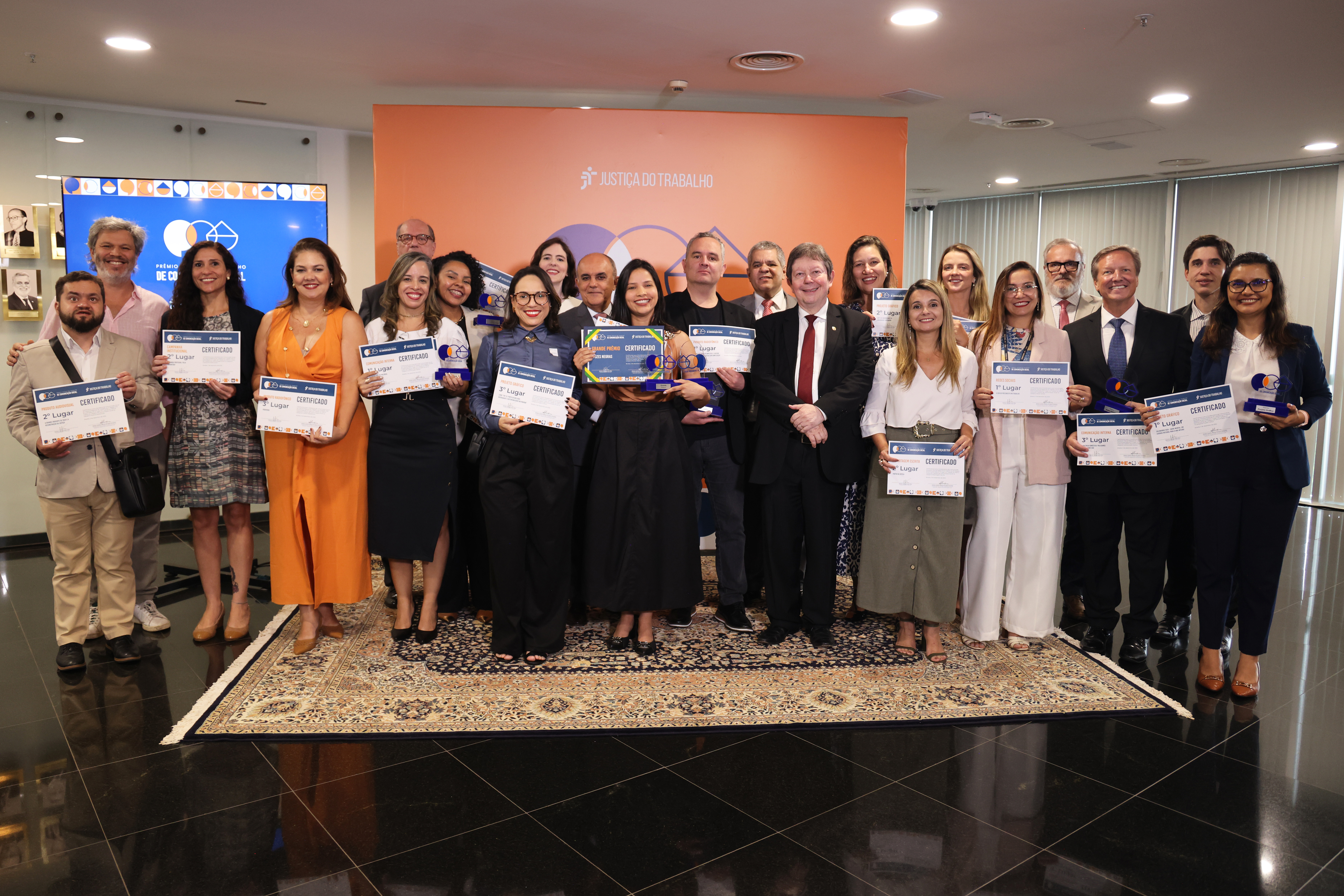TRTs são premiados na 1ª edição do Prêmio Justiça do Trabalho de Comunicação Social - CSJT2 1 Foto dos finalistas posando com troféus e certificados.
