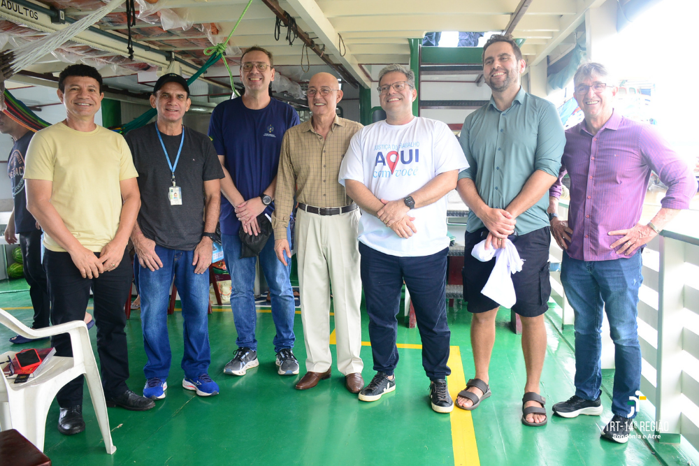 Fotografia com a presença de 7 homens, 1 deles está com a camisa referente à justiça itinerante do TRT-14. 
