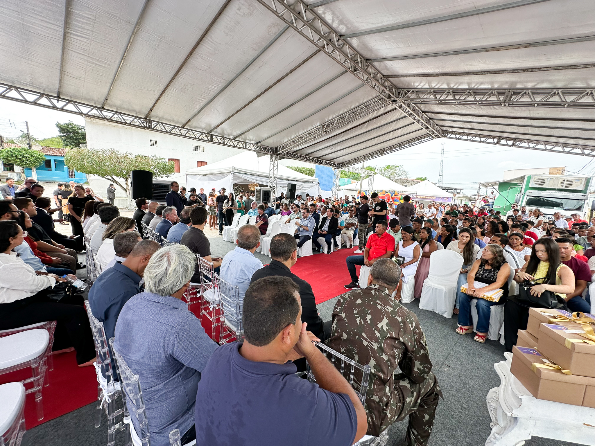 Ao todo, 24 casais quilombolas, das comunidades de Belo Horizonte, Lagoa do Tabuleiro e Uruçu, participaram da cerimônia coletiva, conduzida pelo juiz André Gêda, coordenador do programa.