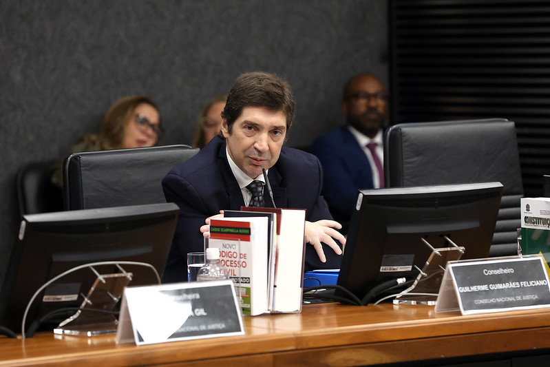 Foto do magistrado durante a solenidade falando no microfone.