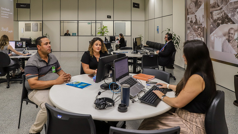 Audiência de conciliação sendo realizada no Cejus do TRT-15 (Campinas/SP)
