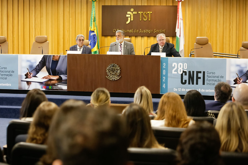 Três ministros na mesa de abertura do CNFI. São eles: Aloysio Corrêa da Veiga, Lelio Bentes no meio, e Mauricio Godinho à esquerda.