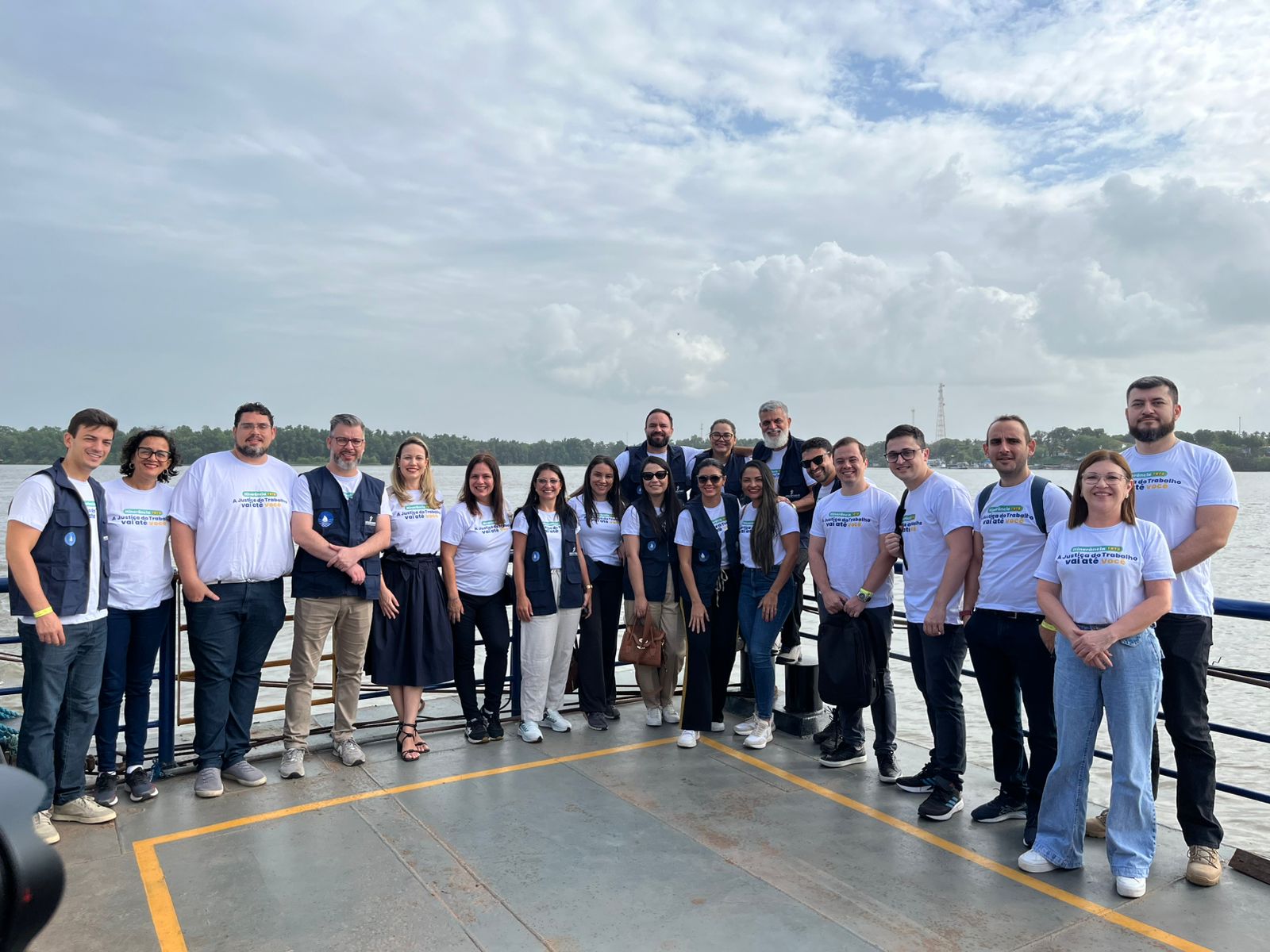 Fotografia com os representantes do TRT-8 e órgãos parceiros, com a presença de 10 homens e 10 mulheres. 