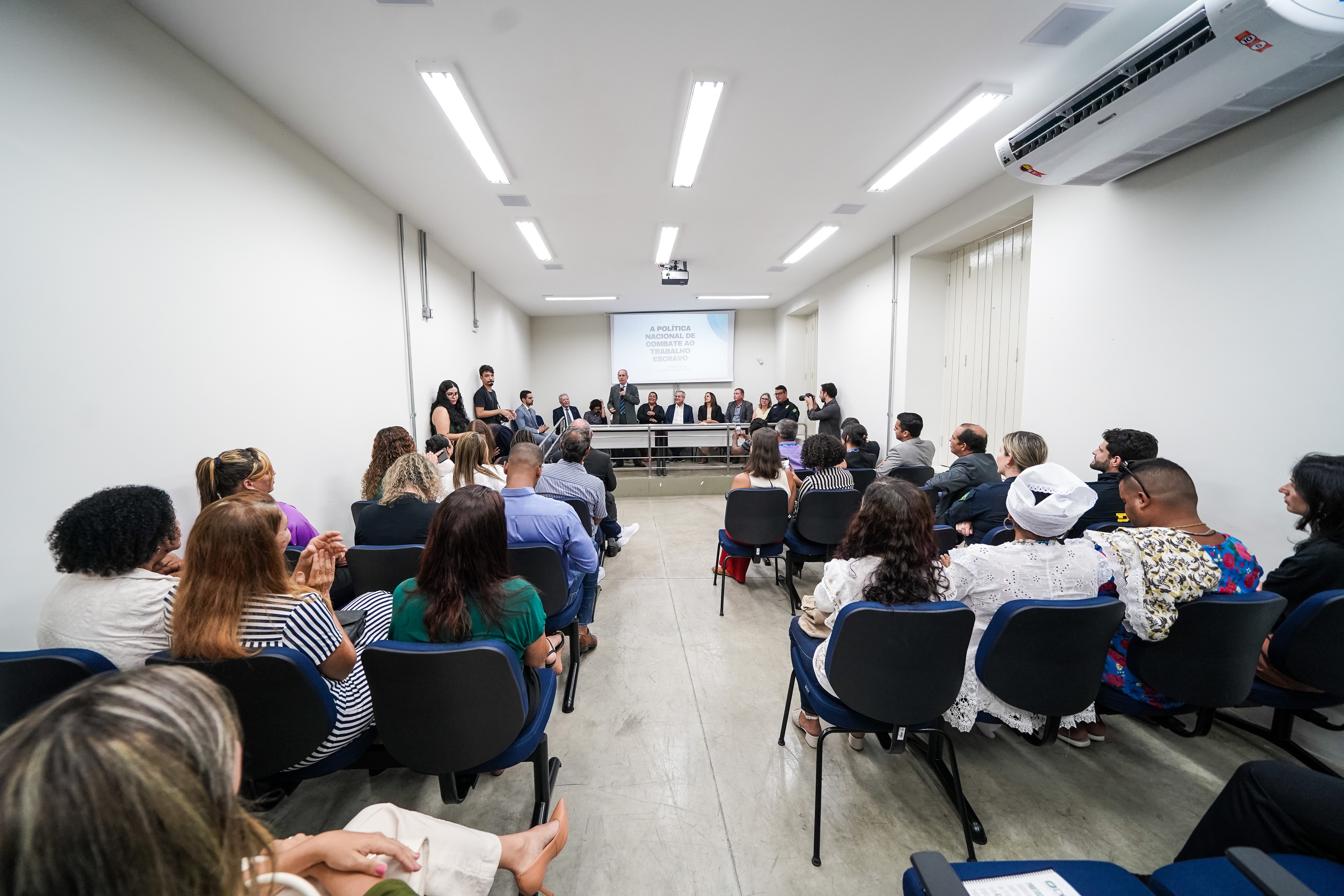 Fotografia referente à integração de Comissão Estadual de Combate ao Trabalho Escravo no TRT-19 (AL).