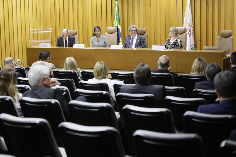 Foto do auditório com o ministro a mesa com a diretoria do Coleprecor.