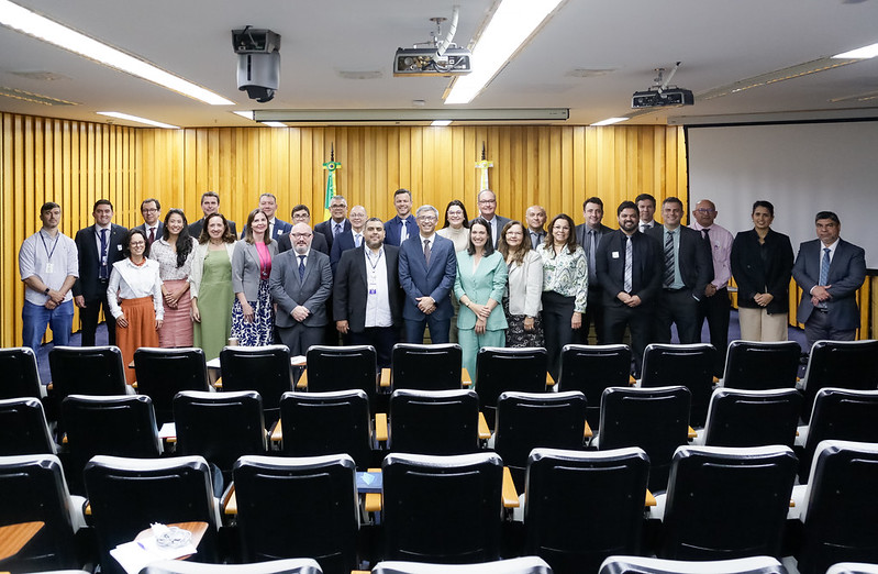 Foto do gestores e gestoras posados no auditório.