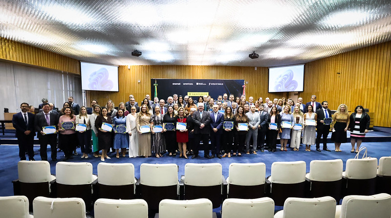 Foto das pessoas que receberam os certificados posadas no plenário.
