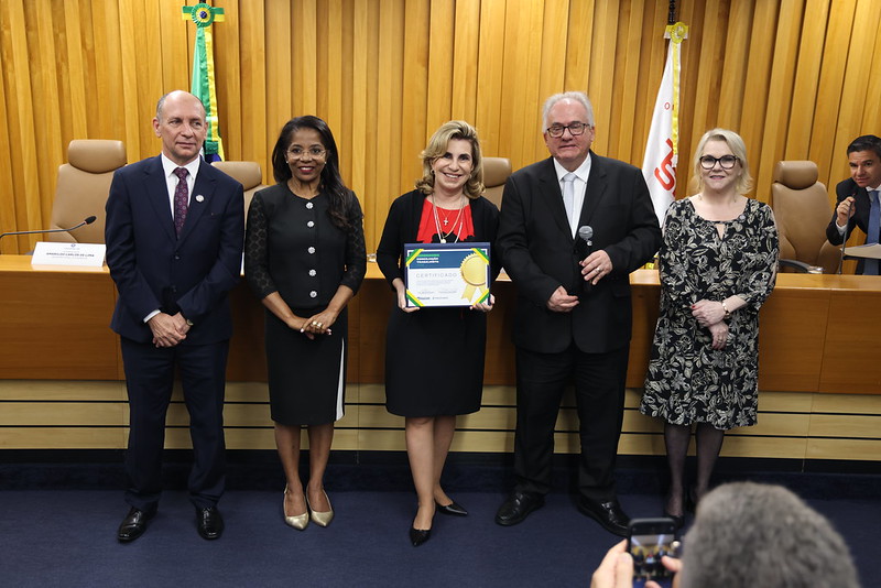 Foto posada de desembargadora presidente de TRT segurando certificado ao lado do vice-presidente e gestão do Coleprecor.