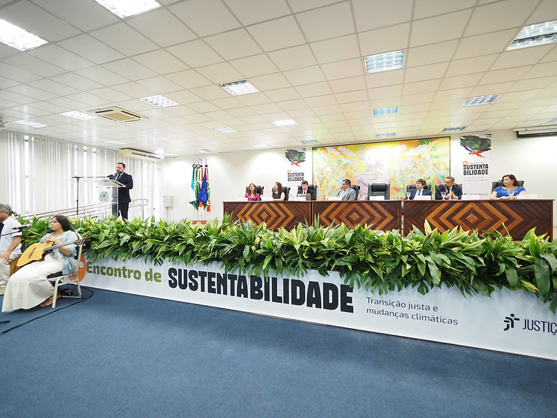 Foto do auditório durante a abertura do evento