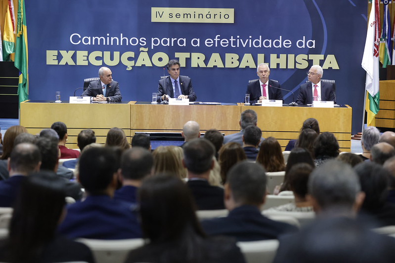 Foto da mesa de abertura no plenário do TST