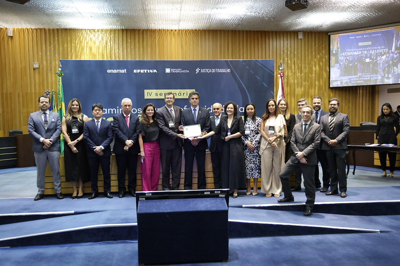unidade posando com a comissão de execução