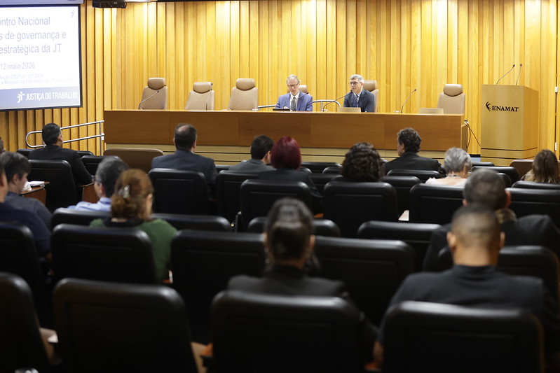 Foto da mesa de abertura com o secretário-geral do CSJT e o secretário de governança e gestão estratégica do Conselho.