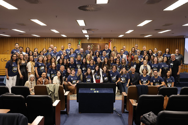 Participantes reunidos em auditório para foto coletiva
