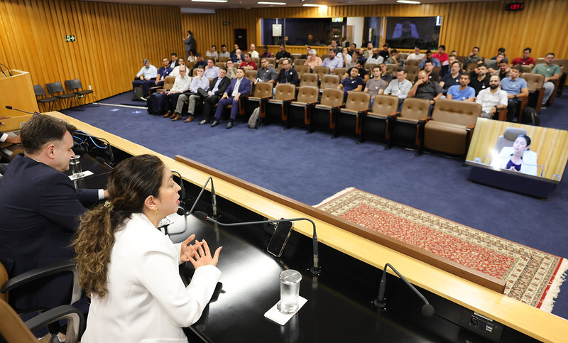 Foto da juiza Brenna falando para os servidores que cuida do PJe na Justiça do Trabalho