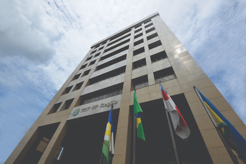Fotografia do prédio do TRT da 11ª Região. 