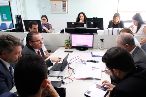 Fotografia dos participantes de termo de cooperação em Maceió referente à construção de escola