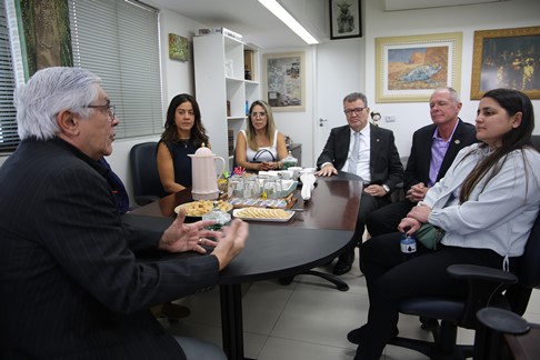Imagem com 3 homens e 3 mulheres presentes na mesa do TRT-6