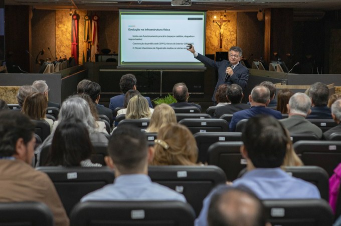 Fotografia com a presença de um palestrante e o público ouvinte da apresentação.