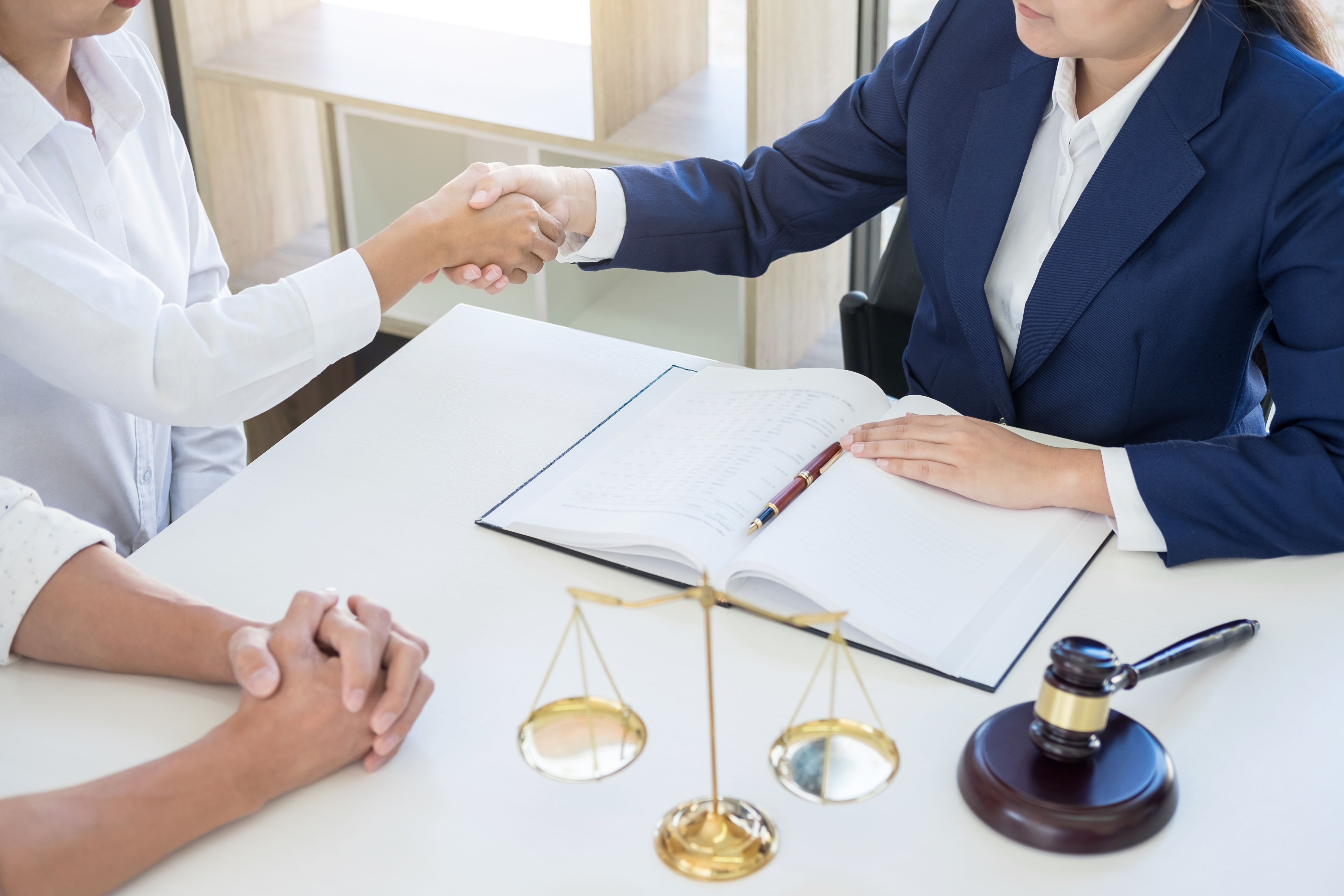 Aperto de mãos para representar cooperação entre as partes integrantes