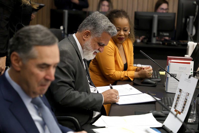 Ministro Lelio Bentes assina acordo ao lado do ministro Barroso