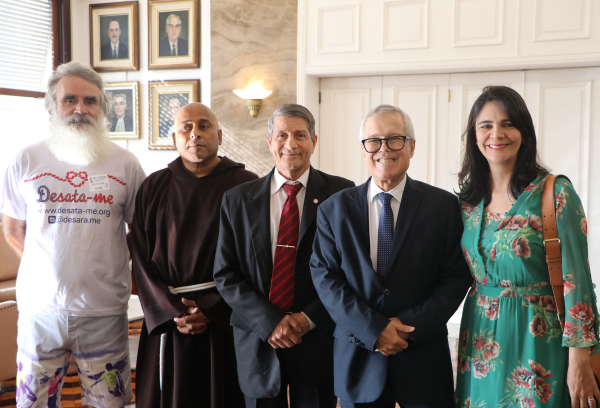 Presidente do Tribunal do Rio de Janeiro, desembargador Cesar Marques e padre Marco Lázaro em destaque na imagem, junto com mais 3 pessoas